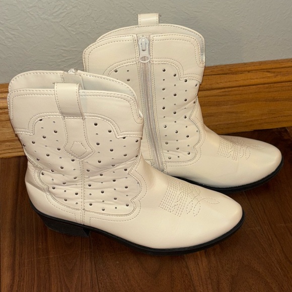 Art Class Cream Cowboy Boots - Picture 1 of 3